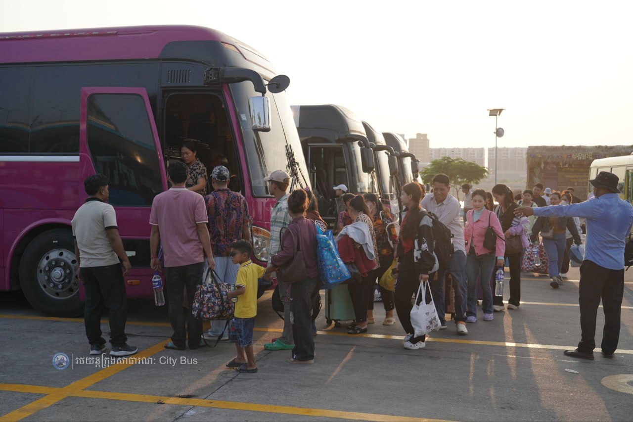 ទិដ្ឋភាព បងប្អូនប្រជាពលរដ្ឋមកទទួលសេវារថយន្ដក្រុងសាធារណ: " ជិះដោយមិនបង់ប្រាក់ " ពីរាជធានីភ្នំពេញទៅតាមបណ្តាខេត្ត និងពីបណ្ដាខេត្ដមករាជធានីភ្នំពេញ ក្នុងឱកាសអបអរសាទរពិធីបុណ្យចូលឆ្នាំថ្មី ប្រពៃណីជាតិខ្មែរ នៅថ្ងៃដឹកជញ្ជូនទី៣នាព្រឹក​ ថ្ងៃទី១៤ ខែមេសា ឆ្នាំ២០២៦។ - image 17