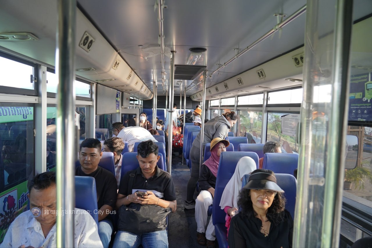 ទិដ្ឋភាព បងប្អូនប្រជាពលរដ្ឋមកទទួលសេវារថយន្ដក្រុងសាធារណ: " ជិះដោយមិនបង់ប្រាក់ " ពីរាជធានីភ្នំពេញទៅតាមបណ្តាខេត្ត និងពីបណ្ដាខេត្ដមករាជធានីភ្នំពេញ ក្នុងឱកាសអបអរសាទរពិធីបុណ្យចូលឆ្នាំថ្មី ប្រពៃណីជាតិខ្មែរ នៅថ្ងៃដឹកជញ្ជូនទី៣នាព្រឹក​ ថ្ងៃទី១៤ ខែមេសា ឆ្នាំ២០២៦។ - image 18