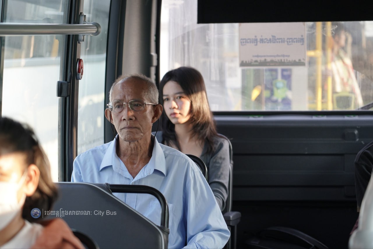 ទិដ្ឋភាព បងប្អូនប្រជាពលរដ្ឋមកទទួលសេវារថយន្ដក្រុងសាធារណ: " ជិះដោយមិនបង់ប្រាក់ " ពីរាជធានីភ្នំពេញទៅតាមបណ្តាខេត្ត និងពីបណ្ដាខេត្ដមករាជធានីភ្នំពេញ ក្នុងឱកាសអបអរសាទរពិធីបុណ្យចូលឆ្នាំថ្មី ប្រពៃណីជាតិខ្មែរ នៅថ្ងៃដឹកជញ្ជូនទី៣នាព្រឹក​ ថ្ងៃទី១៤ ខែមេសា ឆ្នាំ២០២៦។ - image 19