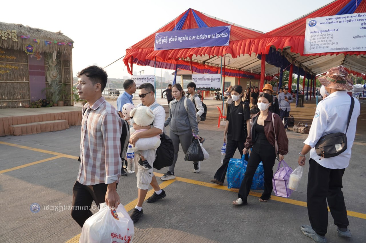 ទិដ្ឋភាព បងប្អូនប្រជាពលរដ្ឋមកទទួលសេវារថយន្ដក្រុងសាធារណ: " ជិះដោយមិនបង់ប្រាក់ " ពីរាជធានីភ្នំពេញទៅតាមបណ្តាខេត្ត និងពីបណ្ដាខេត្ដមករាជធានីភ្នំពេញ ក្នុងឱកាសអបអរសាទរពិធីបុណ្យចូលឆ្នាំថ្មី ប្រពៃណីជាតិខ្មែរ នៅថ្ងៃដឹកជញ្ជូនទី៣នាព្រឹក​ ថ្ងៃទី១៤ ខែមេសា ឆ្នាំ២០២៦។ - image 20