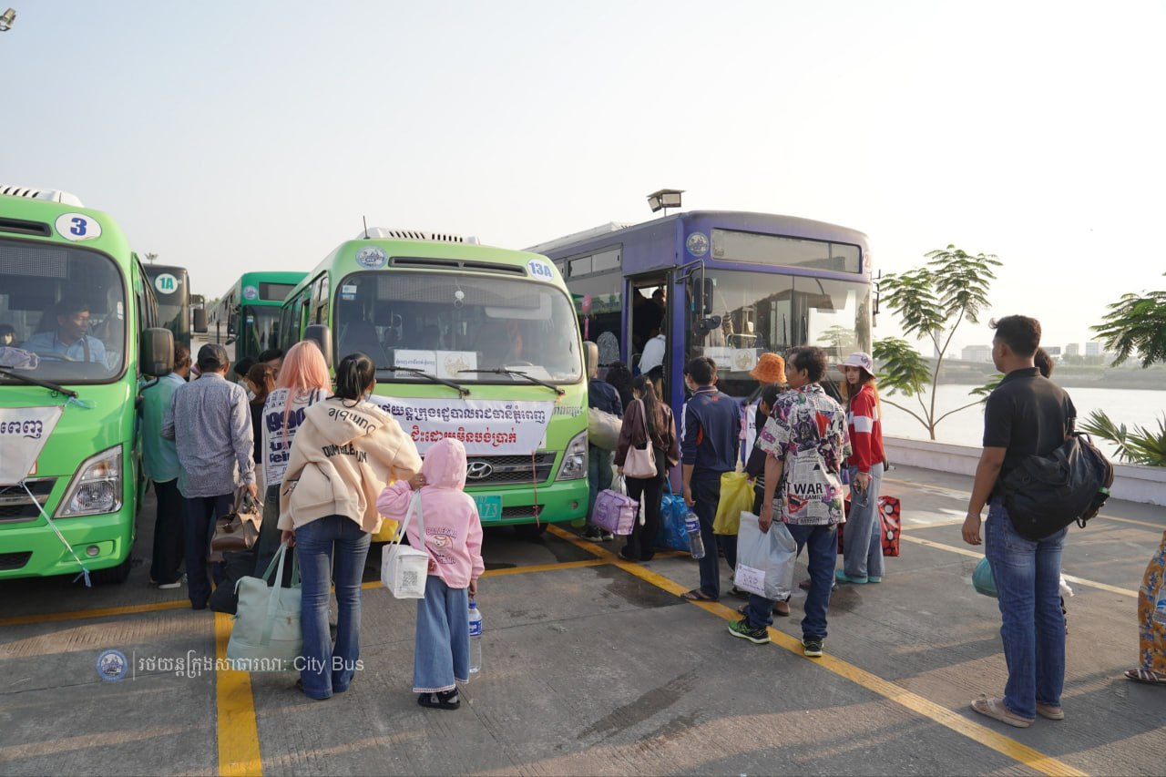 ទិដ្ឋភាព បងប្អូនប្រជាពលរដ្ឋមកទទួលសេវារថយន្ដក្រុងសាធារណ: " ជិះដោយមិនបង់ប្រាក់ " ពីរាជធានីភ្នំពេញទៅតាមបណ្តាខេត្ត និងពីបណ្ដាខេត្ដមករាជធានីភ្នំពេញ ក្នុងឱកាសអបអរសាទរពិធីបុណ្យចូលឆ្នាំថ្មី ប្រពៃណីជាតិខ្មែរ នៅថ្ងៃដឹកជញ្ជូនទី៣នាព្រឹក​ ថ្ងៃទី១៤ ខែមេសា ឆ្នាំ២០២៦។ - image 21