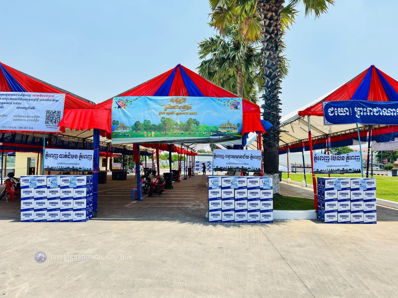 រថយន្តក្រុងសាធារណៈដែលរៀបចំដោយរដ្ឋបាលរាជធានីភ្នំពេញ បានត្រៀមរួចរាល់ ទាំងរថយន្ត ទាំងអ្នកបើកបរ និងមានទឹកពិសាបរិសុទ្ធដោយឥតគិតថ្លៃ នៅតាមគោលដៅចេញដំណើរនីមួយៗ សម្រាប់ដឹកជញ្ជូនបងប្អូនប្រជាពលរដ្ឋ ក្នុងការធ្វើដំណើរទៅលេងស្រុកកំណើត ជួបជុំបងប្អូនគ្រួសារ ក្នុងឱកាសអបអរសាទរពិធីបុណ្យចូលឆ្នាំប្រពៃណីជាតិខ្មែរ  - image 9