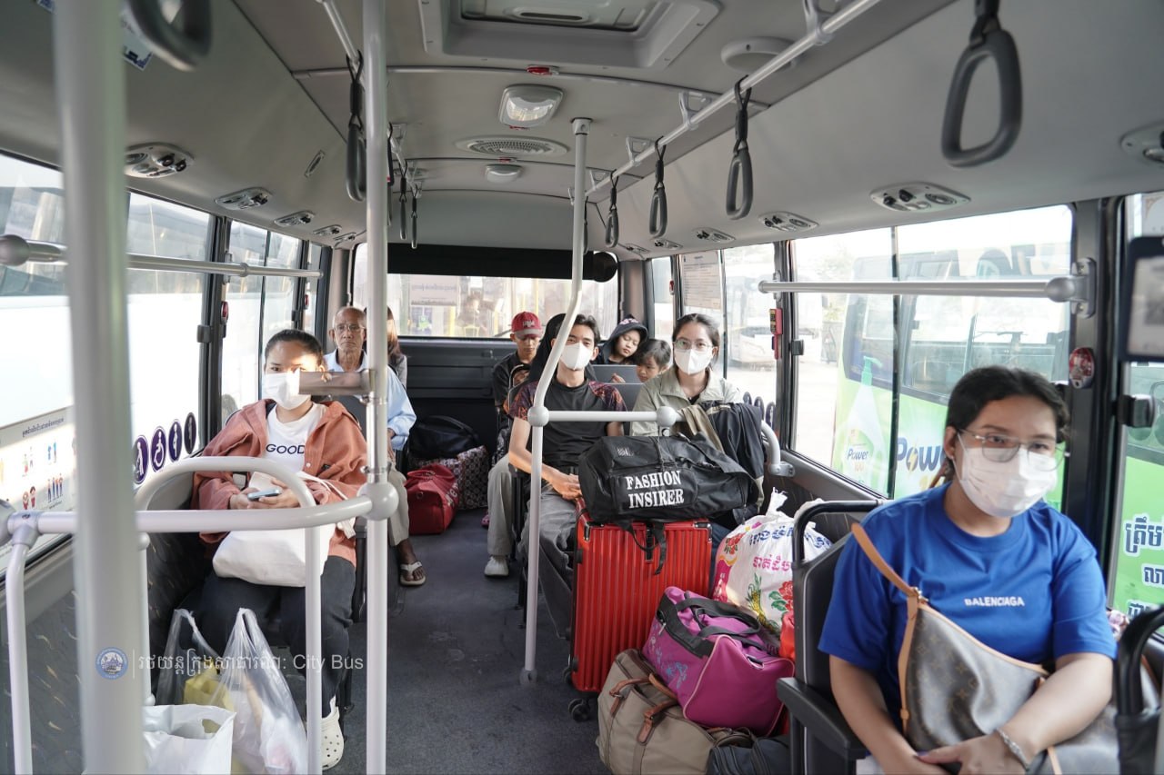 ទិដ្ឋភាព បងប្អូនប្រជាពលរដ្ឋមកទទួលសេវារថយន្ដក្រុងសាធារណ: " ជិះដោយមិនបង់ប្រាក់ " ពីរាជធានីភ្នំពេញទៅតាមបណ្តាខេត្ត និងពីបណ្ដាខេត្ដមករាជធានីភ្នំពេញ ក្នុងឱកាសអបអរសាទរពិធីបុណ្យចូលឆ្នាំថ្មី ប្រពៃណីជាតិខ្មែរ នៅថ្ងៃដឹកជញ្ជូនទី៣នាព្រឹក​ ថ្ងៃទី១៤ ខែមេសា ឆ្នាំ២០២៦។ - image 22