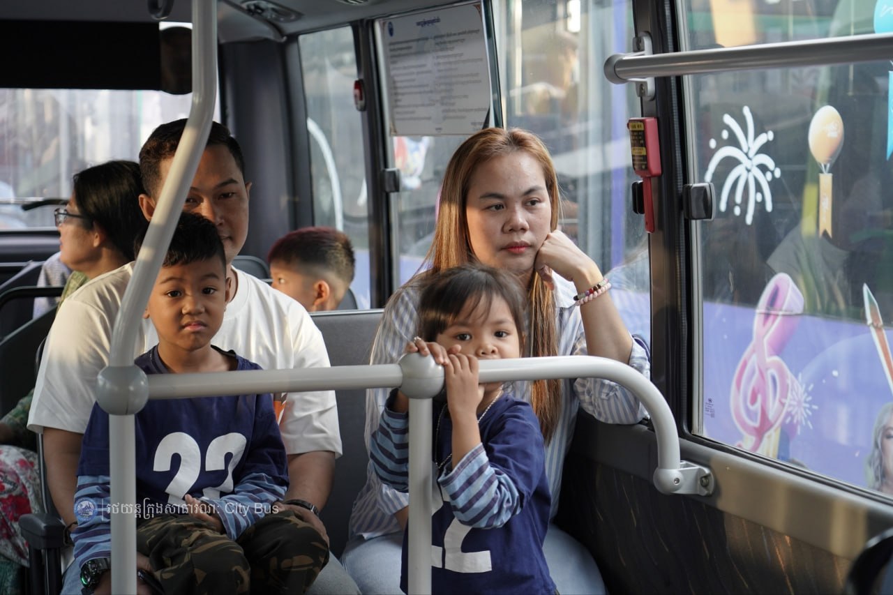 ទិដ្ឋភាព បងប្អូនប្រជាពលរដ្ឋមកទទួលសេវារថយន្ដក្រុងសាធារណ: " ជិះដោយមិនបង់ប្រាក់ " ពីរាជធានីភ្នំពេញទៅតាមបណ្តាខេត្ត និងពីបណ្ដាខេត្ដមករាជធានីភ្នំពេញ ក្នុងឱកាសអបអរសាទរពិធីបុណ្យចូលឆ្នាំថ្មី ប្រពៃណីជាតិខ្មែរ នៅថ្ងៃដឹកជញ្ជូនទី៣នាព្រឹក​ ថ្ងៃទី១៤ ខែមេសា ឆ្នាំ២០២៦។ - image 23