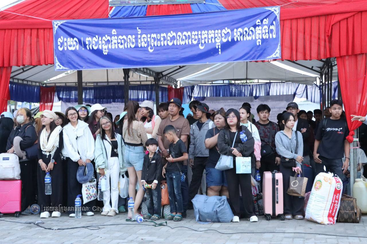 ទិដ្ឋភាព បងប្អូនប្រជាពលរដ្ឋមកទទួលសេវារថយន្ដក្រុងសាធារណ: " ជិះដោយមិនបង់ប្រាក់ " ពីរាជធានីភ្នំពេញទៅតាមបណ្តាខេត្ត និងពីបណ្ដាខេត្ដមករាជធានីភ្នំពេញ ក្នុងឱកាសអបអរសាទរពិធីបុណ្យចូលឆ្នាំថ្មី ប្រពៃណីជាតិខ្មែរ នៅថ្ងៃដឹកជញ្ជូនទី៣នាព្រឹក​ ថ្ងៃទី១៤ ខែមេសា ឆ្នាំ២០២៦។ - image 25