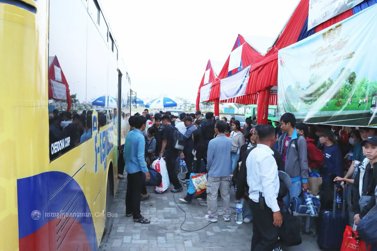 ទិដ្ឋភាព បងប្អូនប្រជាពលរដ្ឋមកទទួលសេវារថយន្ដក្រុងសាធារណ: " ជិះដោយមិនបង់ប្រាក់ " ពីរាជធានីភ្នំពេញទៅតាមបណ្តាខេត្ត និងពីបណ្ដាខេត្ដមករាជធានីភ្នំពេញ ក្នុងឱកាសអបអរសាទរពិធីបុណ្យចូលឆ្នាំថ្មី ប្រពៃណីជាតិខ្មែរ នៅថ្ងៃដឹកជញ្ជូនទី៣នាព្រឹក​ ថ្ងៃទី១៤ ខែមេសា ឆ្នាំ២០២៦។ - image 26