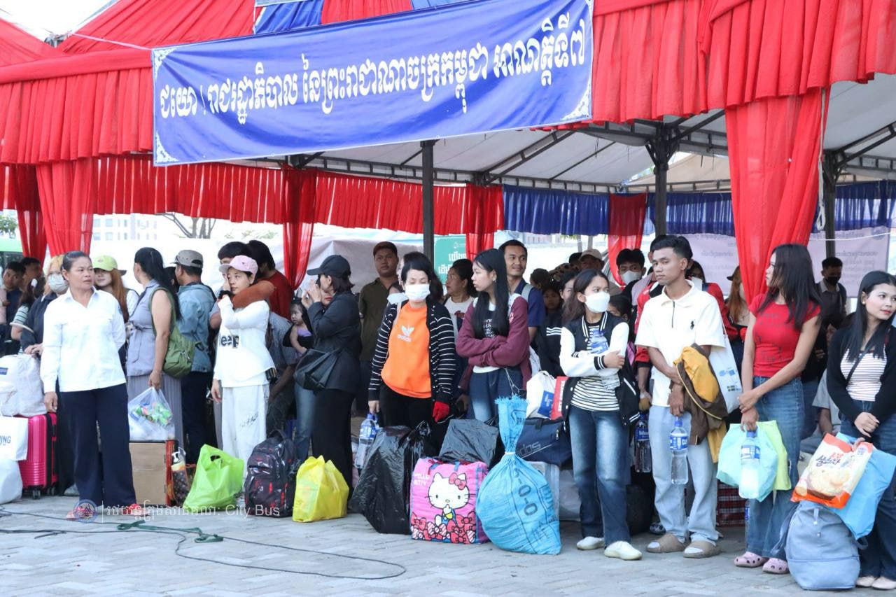 ទិដ្ឋភាព បងប្អូនប្រជាពលរដ្ឋមកទទួលសេវារថយន្ដក្រុងសាធារណ: " ជិះដោយមិនបង់ប្រាក់ " ពីរាជធានីភ្នំពេញទៅតាមបណ្តាខេត្ត និងពីបណ្ដាខេត្ដមករាជធានីភ្នំពេញ ក្នុងឱកាសអបអរសាទរពិធីបុណ្យចូលឆ្នាំថ្មី ប្រពៃណីជាតិខ្មែរ នៅថ្ងៃដឹកជញ្ជូនទី៣នាព្រឹក​ ថ្ងៃទី១៤ ខែមេសា ឆ្នាំ២០២៦។ - image 28