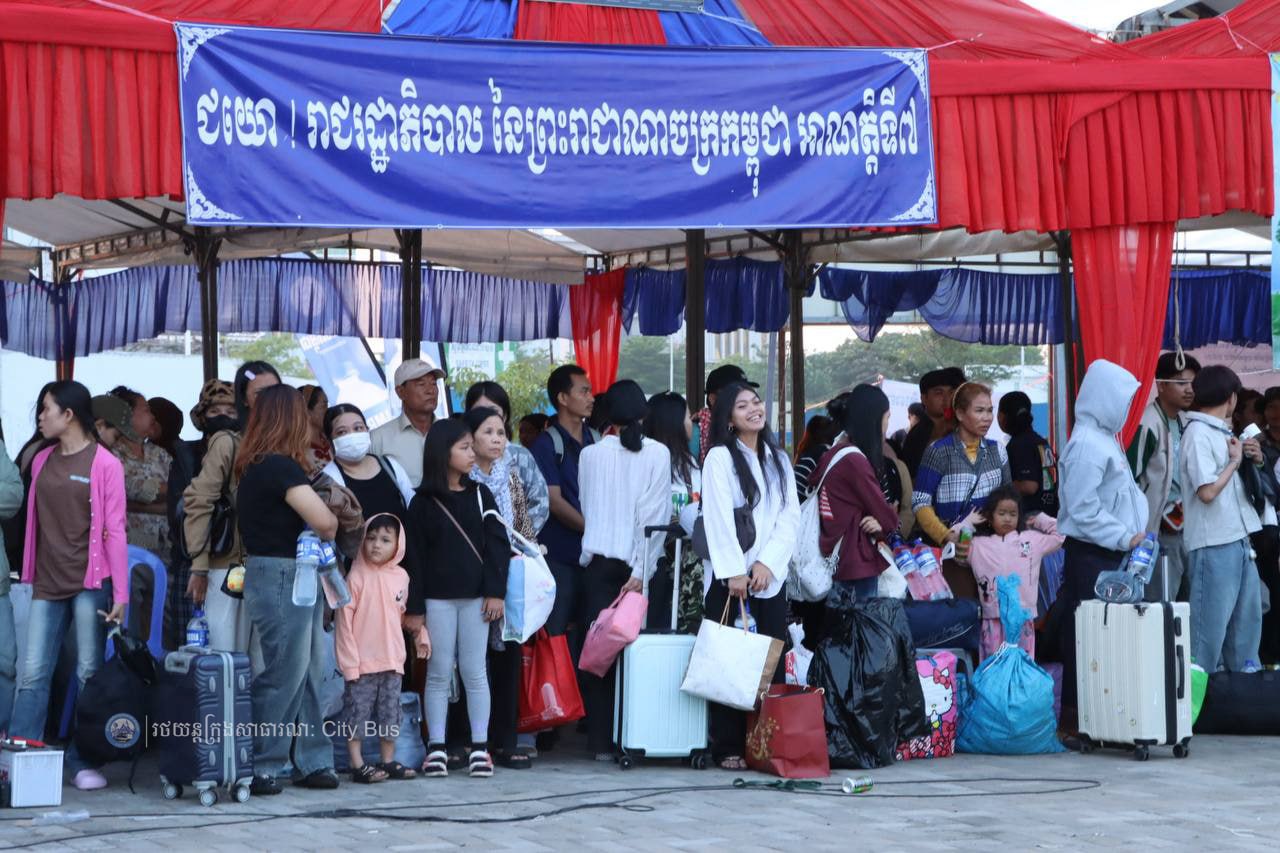 ទិដ្ឋភាព បងប្អូនប្រជាពលរដ្ឋមកទទួលសេវារថយន្ដក្រុងសាធារណ: " ជិះដោយមិនបង់ប្រាក់ " ពីរាជធានីភ្នំពេញទៅតាមបណ្តាខេត្ត និងពីបណ្ដាខេត្ដមករាជធានីភ្នំពេញ ក្នុងឱកាសអបអរសាទរពិធីបុណ្យចូលឆ្នាំថ្មី ប្រពៃណីជាតិខ្មែរ នៅថ្ងៃដឹកជញ្ជូនទី៣នាព្រឹក​ ថ្ងៃទី១៤ ខែមេសា ឆ្នាំ២០២៦។ - image 29