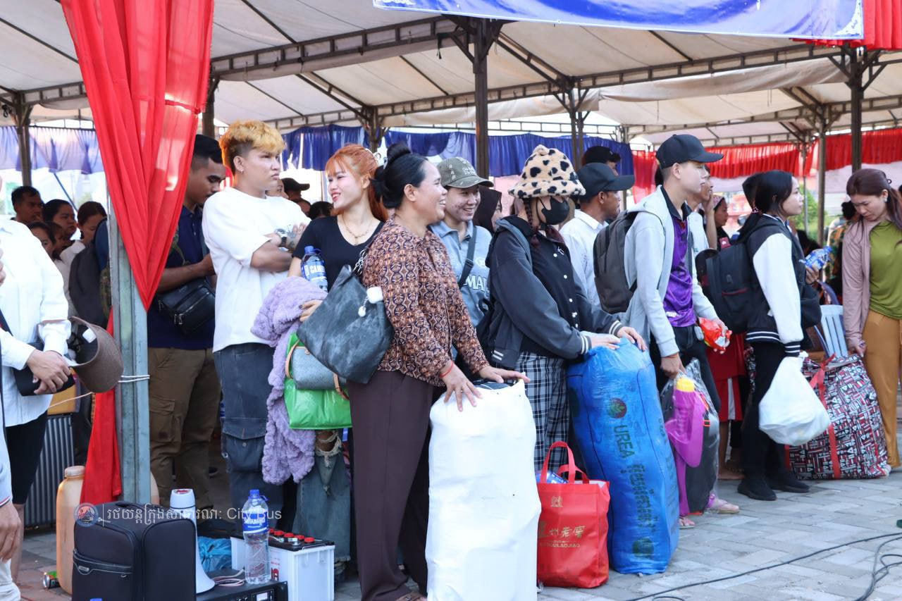 ទិដ្ឋភាព បងប្អូនប្រជាពលរដ្ឋមកទទួលសេវារថយន្ដក្រុងសាធារណ: " ជិះដោយមិនបង់ប្រាក់ " ពីរាជធានីភ្នំពេញទៅតាមបណ្តាខេត្ត និងពីបណ្ដាខេត្ដមករាជធានីភ្នំពេញ ក្នុងឱកាសអបអរសាទរពិធីបុណ្យចូលឆ្នាំថ្មី ប្រពៃណីជាតិខ្មែរ នៅថ្ងៃដឹកជញ្ជូនទី៣នាព្រឹក​ ថ្ងៃទី១៤ ខែមេសា ឆ្នាំ២០២៦។ - image 30