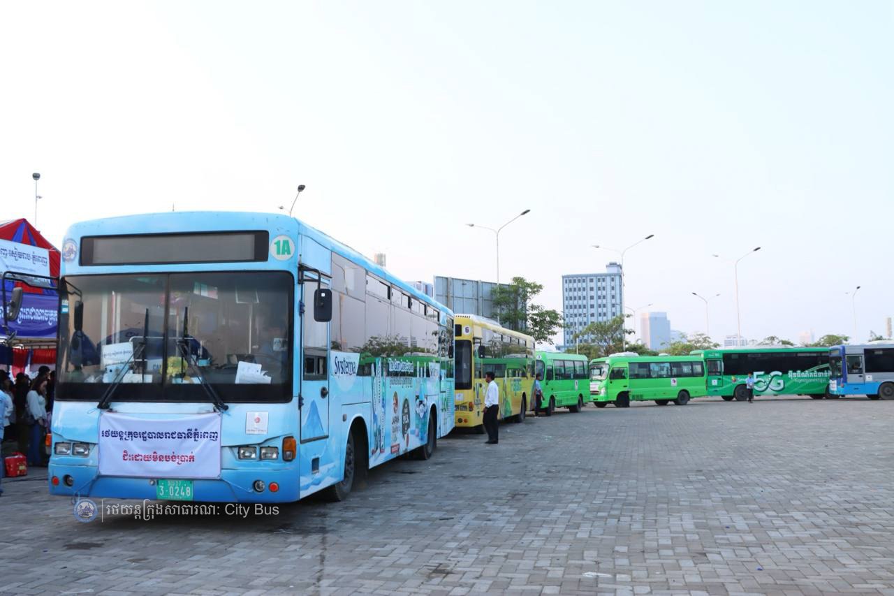 ទិដ្ឋភាព បងប្អូនប្រជាពលរដ្ឋមកទទួលសេវារថយន្ដក្រុងសាធារណ: " ជិះដោយមិនបង់ប្រាក់ " ពីរាជធានីភ្នំពេញទៅតាមបណ្តាខេត្ត និងពីបណ្ដាខេត្ដមករាជធានីភ្នំពេញ ក្នុងឱកាសអបអរសាទរពិធីបុណ្យចូលឆ្នាំថ្មី ប្រពៃណីជាតិខ្មែរ នៅថ្ងៃដឹកជញ្ជូនទី៣នាព្រឹក​ ថ្ងៃទី១៤ ខែមេសា ឆ្នាំ២០២៦។ - image 31