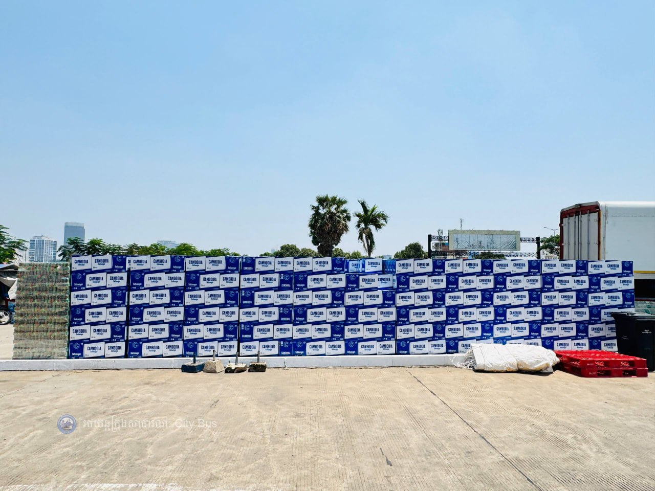 រថយន្តក្រុងសាធារណៈដែលរៀបចំដោយរដ្ឋបាលរាជធានីភ្នំពេញ បានត្រៀមរួចរាល់ ទាំងរថយន្ត ទាំងអ្នកបើកបរ និងមានទឹកពិសាបរិសុទ្ធដោយឥតគិតថ្លៃ នៅតាមគោលដៅចេញដំណើរនីមួយៗ សម្រាប់ដឹកជញ្ជូនបងប្អូនប្រជាពលរដ្ឋ ក្នុងការធ្វើដំណើរទៅលេងស្រុកកំណើត ជួបជុំបងប្អូនគ្រួសារ ក្នុងឱកាសអបអរសាទរពិធីបុណ្យចូលឆ្នាំប្រពៃណីជាតិខ្មែរ  - image 10