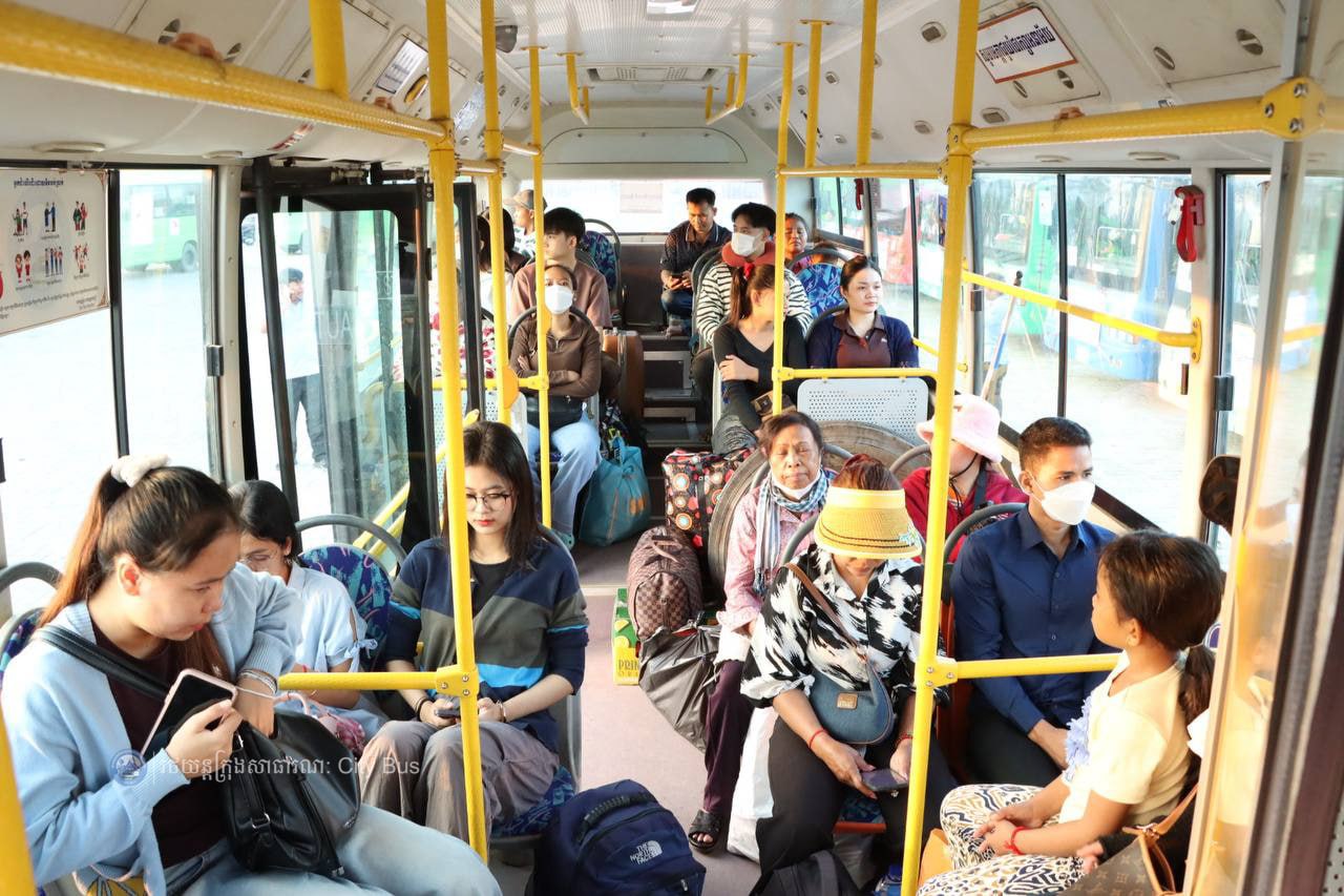 ទិដ្ឋភាព បងប្អូនប្រជាពលរដ្ឋមកទទួលសេវារថយន្ដក្រុងសាធារណ: " ជិះដោយមិនបង់ប្រាក់ " ពីរាជធានីភ្នំពេញទៅតាមបណ្តាខេត្ត និងពីបណ្ដាខេត្ដមករាជធានីភ្នំពេញ ក្នុងឱកាសអបអរសាទរពិធីបុណ្យចូលឆ្នាំថ្មី ប្រពៃណីជាតិខ្មែរ នៅថ្ងៃដឹកជញ្ជូនទី៣នាព្រឹក​ ថ្ងៃទី១៤ ខែមេសា ឆ្នាំ២០២៦។ - image 32