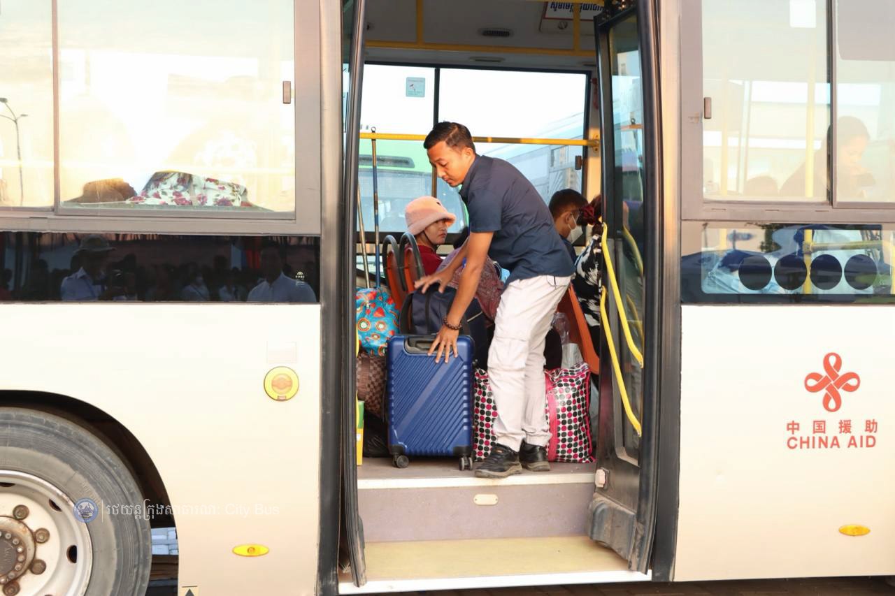 ទិដ្ឋភាព បងប្អូនប្រជាពលរដ្ឋមកទទួលសេវារថយន្ដក្រុងសាធារណ: " ជិះដោយមិនបង់ប្រាក់ " ពីរាជធានីភ្នំពេញទៅតាមបណ្តាខេត្ត និងពីបណ្ដាខេត្ដមករាជធានីភ្នំពេញ ក្នុងឱកាសអបអរសាទរពិធីបុណ្យចូលឆ្នាំថ្មី ប្រពៃណីជាតិខ្មែរ នៅថ្ងៃដឹកជញ្ជូនទី៣នាព្រឹក​ ថ្ងៃទី១៤ ខែមេសា ឆ្នាំ២០២៦។ - image 34