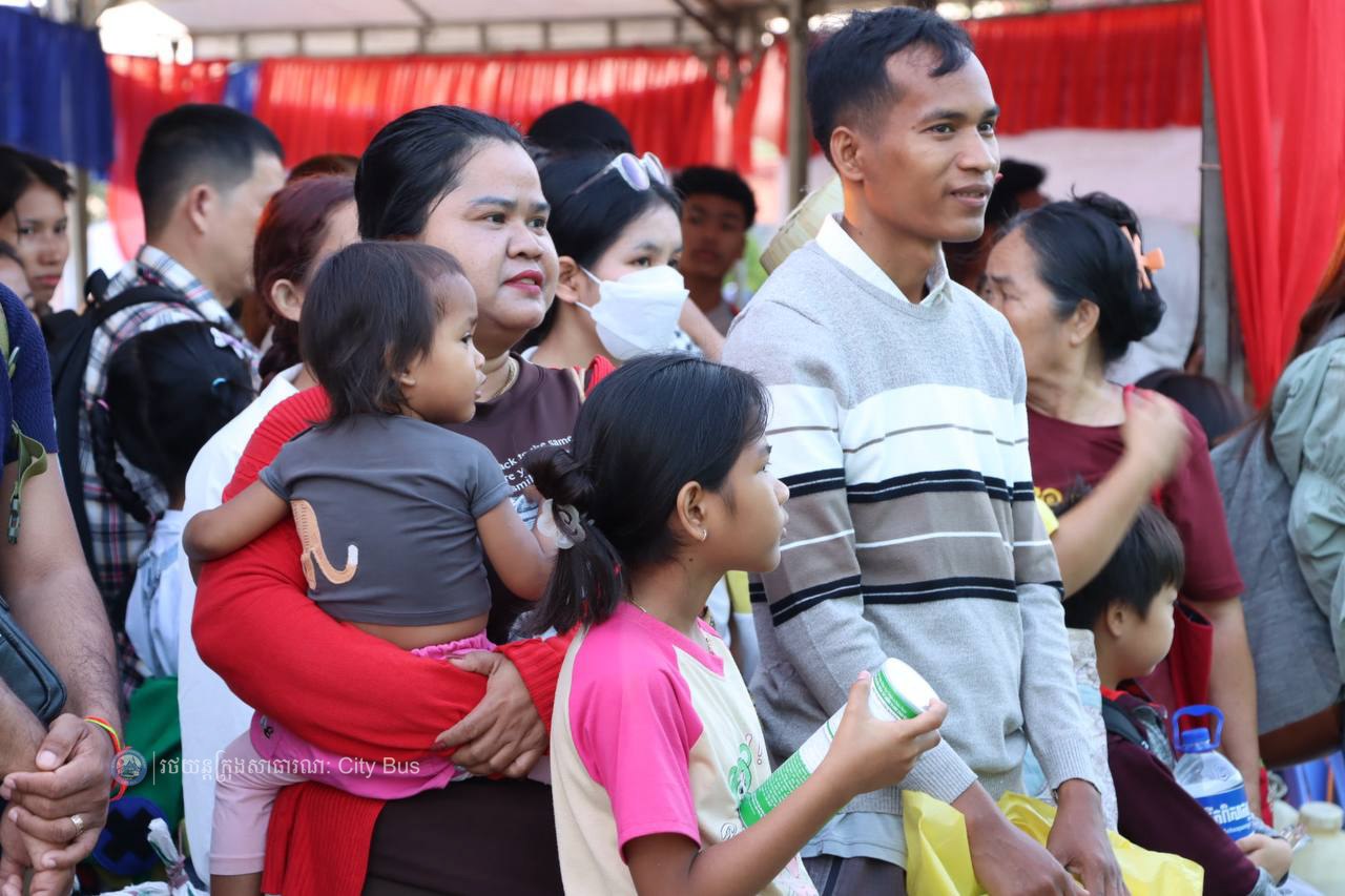 ទិដ្ឋភាព បងប្អូនប្រជាពលរដ្ឋមកទទួលសេវារថយន្ដក្រុងសាធារណ: " ជិះដោយមិនបង់ប្រាក់ " ពីរាជធានីភ្នំពេញទៅតាមបណ្តាខេត្ត និងពីបណ្ដាខេត្ដមករាជធានីភ្នំពេញ ក្នុងឱកាសអបអរសាទរពិធីបុណ្យចូលឆ្នាំថ្មី ប្រពៃណីជាតិខ្មែរ នៅថ្ងៃដឹកជញ្ជូនទី៣នាព្រឹក​ ថ្ងៃទី១៤ ខែមេសា ឆ្នាំ២០២៦។ - image 35