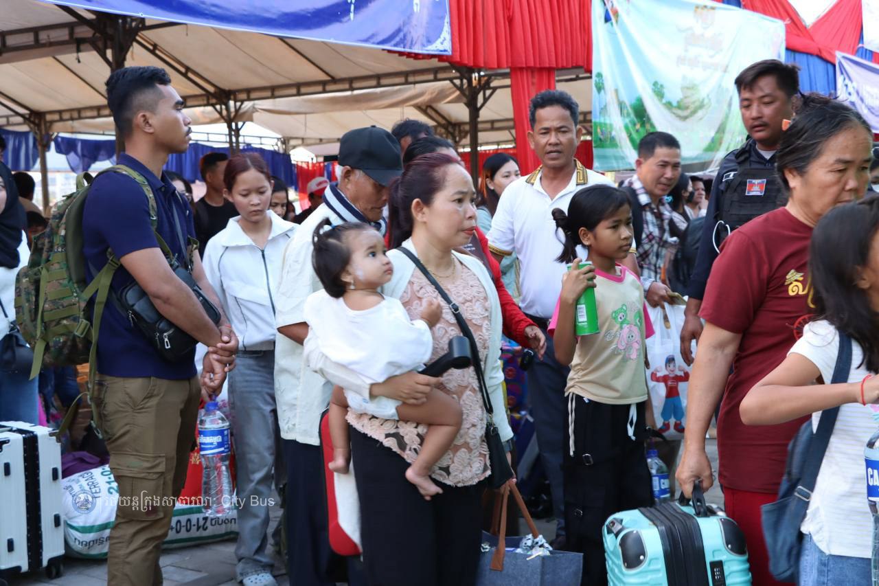 ទិដ្ឋភាព បងប្អូនប្រជាពលរដ្ឋមកទទួលសេវារថយន្ដក្រុងសាធារណ: " ជិះដោយមិនបង់ប្រាក់ " ពីរាជធានីភ្នំពេញទៅតាមបណ្តាខេត្ត និងពីបណ្ដាខេត្ដមករាជធានីភ្នំពេញ ក្នុងឱកាសអបអរសាទរពិធីបុណ្យចូលឆ្នាំថ្មី ប្រពៃណីជាតិខ្មែរ នៅថ្ងៃដឹកជញ្ជូនទី៣នាព្រឹក​ ថ្ងៃទី១៤ ខែមេសា ឆ្នាំ២០២៦។ - image 36