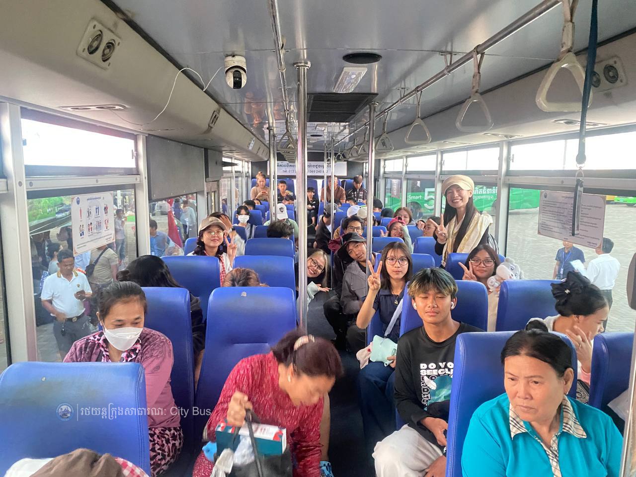 ទិដ្ឋភាព បងប្អូនប្រជាពលរដ្ឋមកទទួលសេវារថយន្ដក្រុងសាធារណ: " ជិះដោយមិនបង់ប្រាក់ " ពីរាជធានីភ្នំពេញទៅតាមបណ្តាខេត្ត និងពីបណ្ដាខេត្ដមករាជធានីភ្នំពេញ ក្នុងឱកាសអបអរសាទរពិធីបុណ្យចូលឆ្នាំថ្មី ប្រពៃណីជាតិខ្មែរ នៅថ្ងៃដឹកជញ្ជូនទី៣នាព្រឹក​ ថ្ងៃទី១៤ ខែមេសា ឆ្នាំ២០២៦។ - image 37