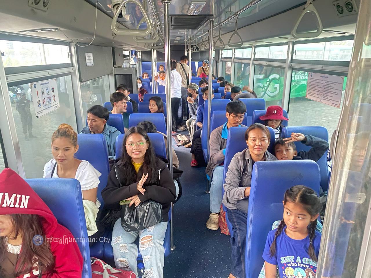 ទិដ្ឋភាព បងប្អូនប្រជាពលរដ្ឋមកទទួលសេវារថយន្ដក្រុងសាធារណ: " ជិះដោយមិនបង់ប្រាក់ " ពីរាជធានីភ្នំពេញទៅតាមបណ្តាខេត្ត និងពីបណ្ដាខេត្ដមករាជធានីភ្នំពេញ ក្នុងឱកាសអបអរសាទរពិធីបុណ្យចូលឆ្នាំថ្មី ប្រពៃណីជាតិខ្មែរ នៅថ្ងៃដឹកជញ្ជូនទី៣នាព្រឹក​ ថ្ងៃទី១៤ ខែមេសា ឆ្នាំ២០២៦។ - image 38