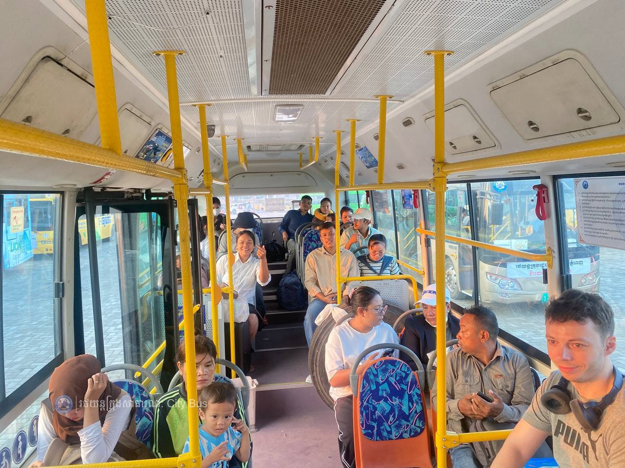 ទិដ្ឋភាព បងប្អូនប្រជាពលរដ្ឋមកទទួលសេវារថយន្ដក្រុងសាធារណ: " ជិះដោយមិនបង់ប្រាក់ " ពីរាជធានីភ្នំពេញទៅតាមបណ្តាខេត្ត និងពីបណ្ដាខេត្ដមករាជធានីភ្នំពេញ ក្នុងឱកាសអបអរសាទរពិធីបុណ្យចូលឆ្នាំថ្មី ប្រពៃណីជាតិខ្មែរ នៅថ្ងៃដឹកជញ្ជូនទី៣នាព្រឹក​ ថ្ងៃទី១៤ ខែមេសា ឆ្នាំ២០២៦។ - image 39