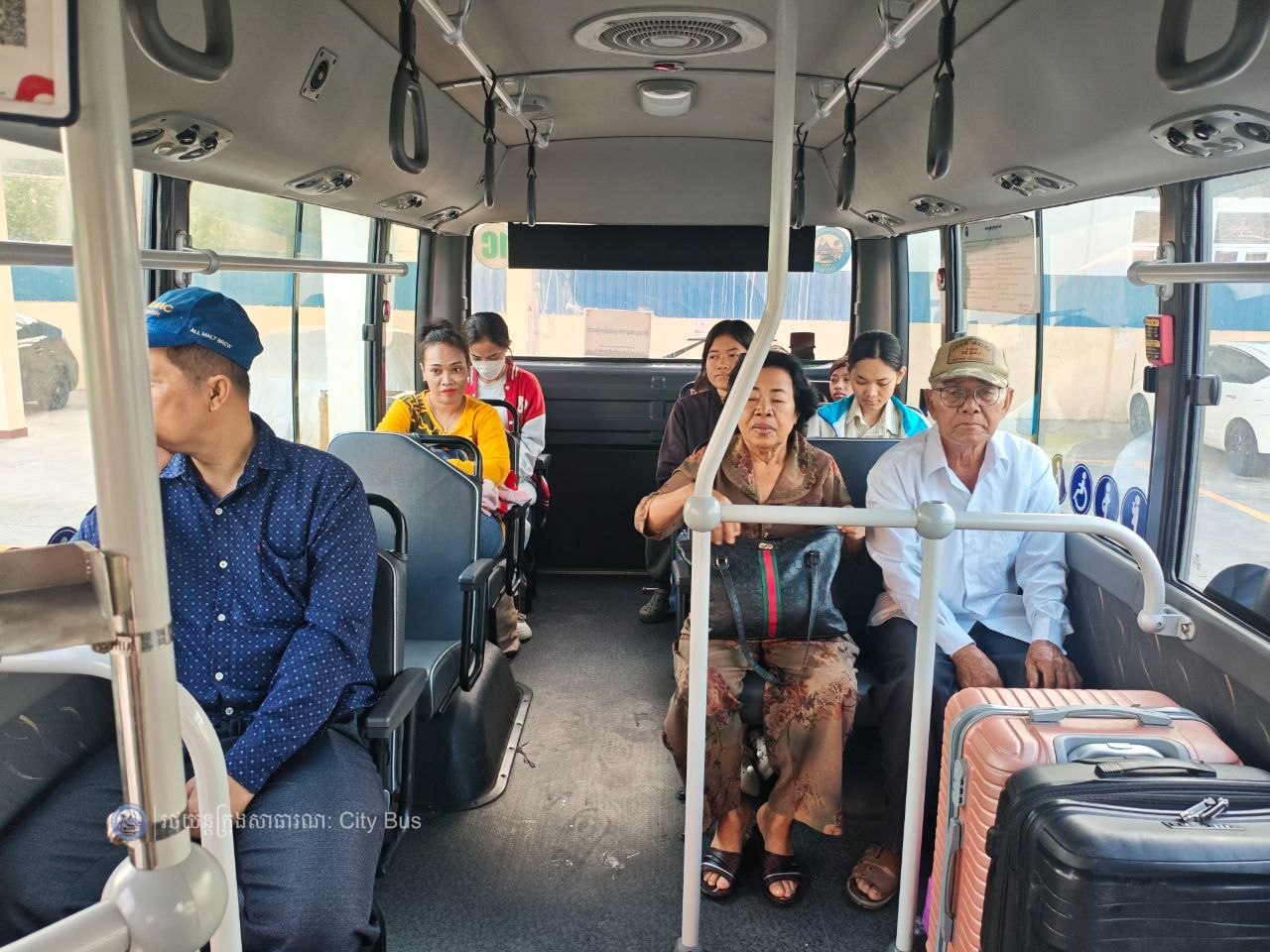 ទិដ្ឋភាព បងប្អូនប្រជាពលរដ្ឋមកទទួលសេវារថយន្ដក្រុងសាធារណ: " ជិះដោយមិនបង់ប្រាក់ " ពីរាជធានីភ្នំពេញទៅតាមបណ្តាខេត្ត និងពីបណ្ដាខេត្ដមករាជធានីភ្នំពេញ ក្នុងឱកាសអបអរសាទរពិធីបុណ្យចូលឆ្នាំថ្មី ប្រពៃណីជាតិខ្មែរ នៅថ្ងៃដឹកជញ្ជូនទី៣នាព្រឹក​ ថ្ងៃទី១៤ ខែមេសា ឆ្នាំ២០២៦។ - image 40