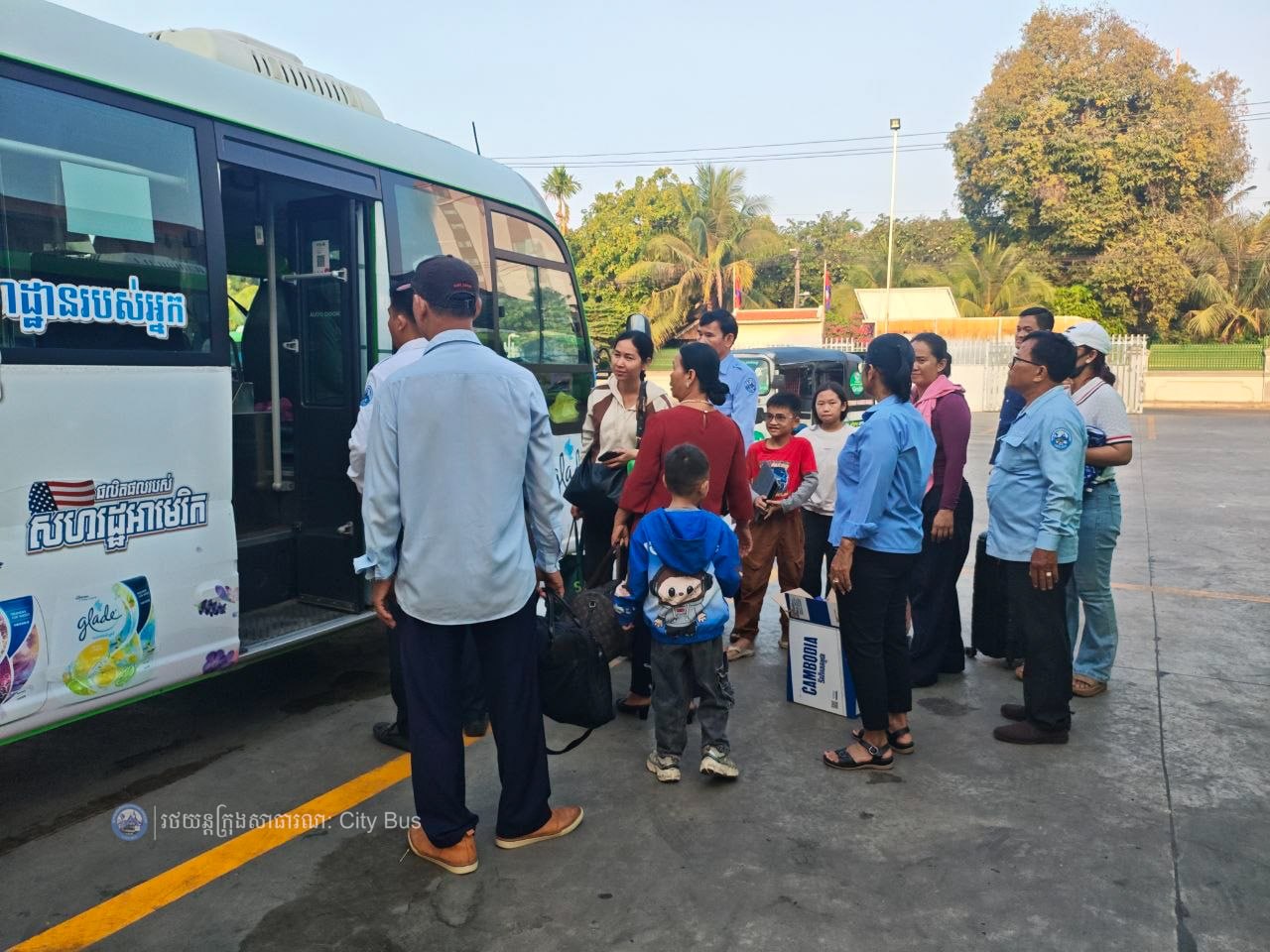 ទិដ្ឋភាព បងប្អូនប្រជាពលរដ្ឋមកទទួលសេវារថយន្ដក្រុងសាធារណ: " ជិះដោយមិនបង់ប្រាក់ " ពីរាជធានីភ្នំពេញទៅតាមបណ្តាខេត្ត និងពីបណ្ដាខេត្ដមករាជធានីភ្នំពេញ ក្នុងឱកាសអបអរសាទរពិធីបុណ្យចូលឆ្នាំថ្មី ប្រពៃណីជាតិខ្មែរ នៅថ្ងៃដឹកជញ្ជូនទី៣នាព្រឹក​ ថ្ងៃទី១៤ ខែមេសា ឆ្នាំ២០២៦។ - image 41