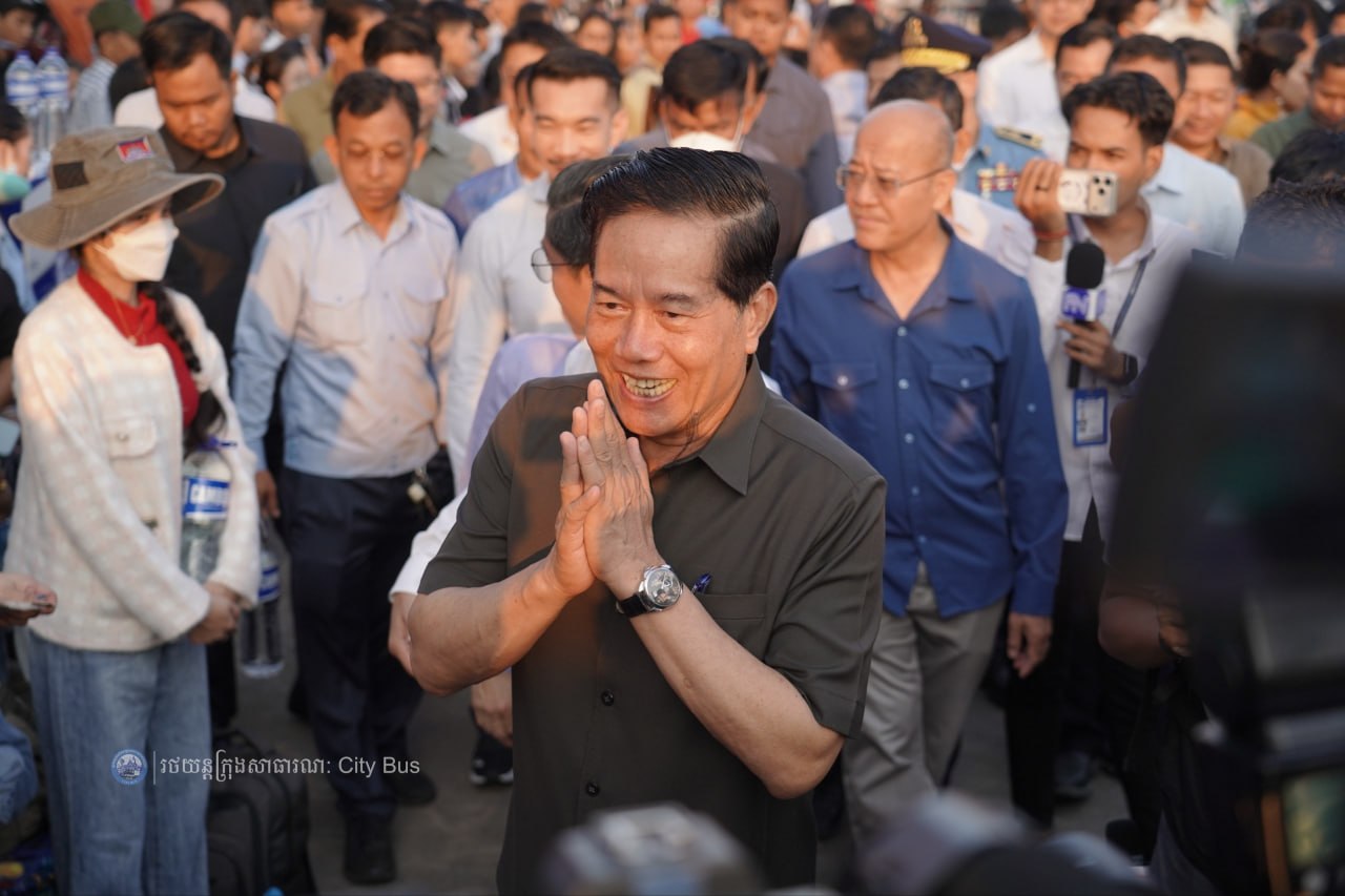 ឯកឧត្ដម ឃួង ស្រេង អភិបាល នៃគណៈអភិបាលរាជធានីភ្នំពេញ និង ឯកឧត្ដម ហេង សួរ រដ្ឋមន្ដ្រីក្រសួងការងារ និងបណ្ដុះបណ្ដាលវិជ្ជាជីវ: បានឆ្លៀតពេលដ៏មមាញឹកអញ្ជើញមកជូនដំណើរបងប្អូនប្រជាពលរដ្ឋ ដែលធ្វើដំណើរតាមរថយន្តក្រុងសាធារណៈ