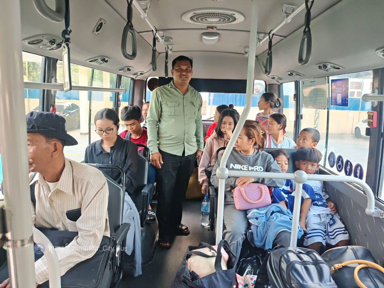 ទិដ្ឋភាព បងប្អូនប្រជាពលរដ្ឋមកទទួលសេវារថយន្ដក្រុងសាធារណ: " ជិះដោយមិនបង់ប្រាក់ " ពីរាជធានីភ្នំពេញទៅតាមបណ្តាខេត្ត និងពីបណ្ដាខេត្ដមករាជធានីភ្នំពេញ ក្នុងឱកាសអបអរសាទរពិធីបុណ្យចូលឆ្នាំថ្មី ប្រពៃណីជាតិខ្មែរ នៅថ្ងៃដឹកជញ្ជូនទី៣នាព្រឹក​ ថ្ងៃទី១៤ ខែមេសា ឆ្នាំ២០២៦។ - image 42