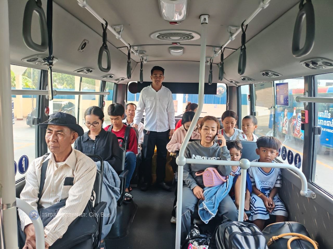 ទិដ្ឋភាព បងប្អូនប្រជាពលរដ្ឋមកទទួលសេវារថយន្ដក្រុងសាធារណ: " ជិះដោយមិនបង់ប្រាក់ " ពីរាជធានីភ្នំពេញទៅតាមបណ្តាខេត្ត និងពីបណ្ដាខេត្ដមករាជធានីភ្នំពេញ ក្នុងឱកាសអបអរសាទរពិធីបុណ្យចូលឆ្នាំថ្មី ប្រពៃណីជាតិខ្មែរ នៅថ្ងៃដឹកជញ្ជូនទី៣នាព្រឹក​ ថ្ងៃទី១៤ ខែមេសា ឆ្នាំ២០២៦។ - image 43