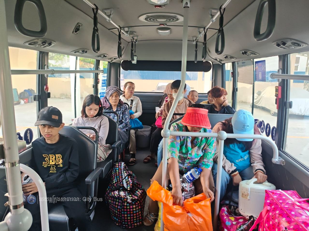 ទិដ្ឋភាព បងប្អូនប្រជាពលរដ្ឋមកទទួលសេវារថយន្ដក្រុងសាធារណ: " ជិះដោយមិនបង់ប្រាក់ " ពីរាជធានីភ្នំពេញទៅតាមបណ្តាខេត្ត និងពីបណ្ដាខេត្ដមករាជធានីភ្នំពេញ ក្នុងឱកាសអបអរសាទរពិធីបុណ្យចូលឆ្នាំថ្មី ប្រពៃណីជាតិខ្មែរ នៅថ្ងៃដឹកជញ្ជូនទី៣នាព្រឹក​ ថ្ងៃទី១៤ ខែមេសា ឆ្នាំ២០២៦។ - image 44