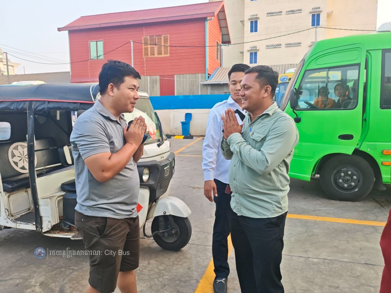 ទិដ្ឋភាព បងប្អូនប្រជាពលរដ្ឋមកទទួលសេវារថយន្ដក្រុងសាធារណ: " ជិះដោយមិនបង់ប្រាក់ " ពីរាជធានីភ្នំពេញទៅតាមបណ្តាខេត្ត និងពីបណ្ដាខេត្ដមករាជធានីភ្នំពេញ ក្នុងឱកាសអបអរសាទរពិធីបុណ្យចូលឆ្នាំថ្មី ប្រពៃណីជាតិខ្មែរ នៅថ្ងៃដឹកជញ្ជូនទី៣នាព្រឹក​ ថ្ងៃទី១៤ ខែមេសា ឆ្នាំ២០២៦។ - image 45