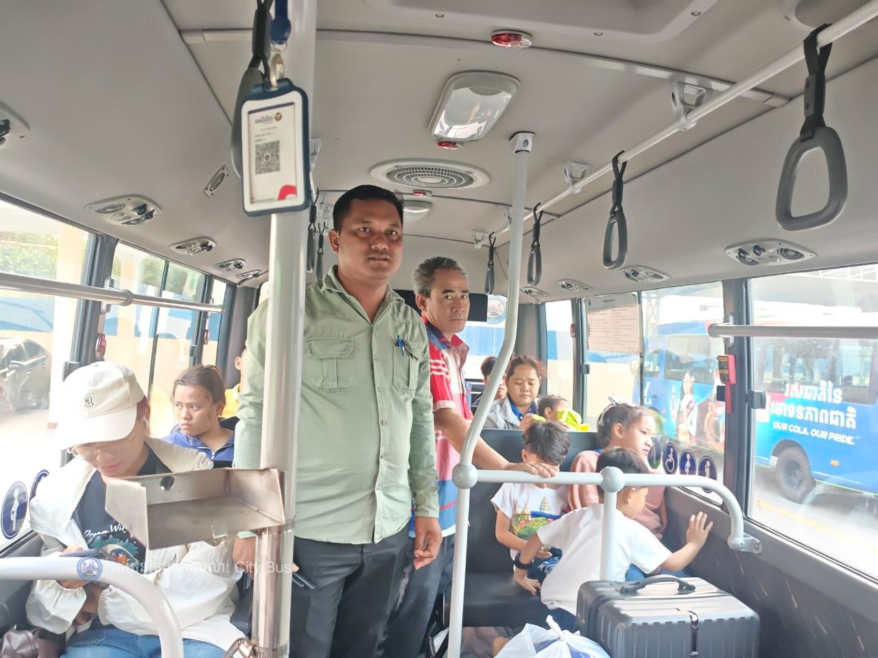 ទិដ្ឋភាព បងប្អូនប្រជាពលរដ្ឋមកទទួលសេវារថយន្ដក្រុងសាធារណ: " ជិះដោយមិនបង់ប្រាក់ " ពីរាជធានីភ្នំពេញទៅតាមបណ្តាខេត្ត និងពីបណ្ដាខេត្ដមករាជធានីភ្នំពេញ ក្នុងឱកាសអបអរសាទរពិធីបុណ្យចូលឆ្នាំថ្មី ប្រពៃណីជាតិខ្មែរ នៅថ្ងៃដឹកជញ្ជូនទី៣នាព្រឹក​ ថ្ងៃទី១៤ ខែមេសា ឆ្នាំ២០២៦។ - image 46