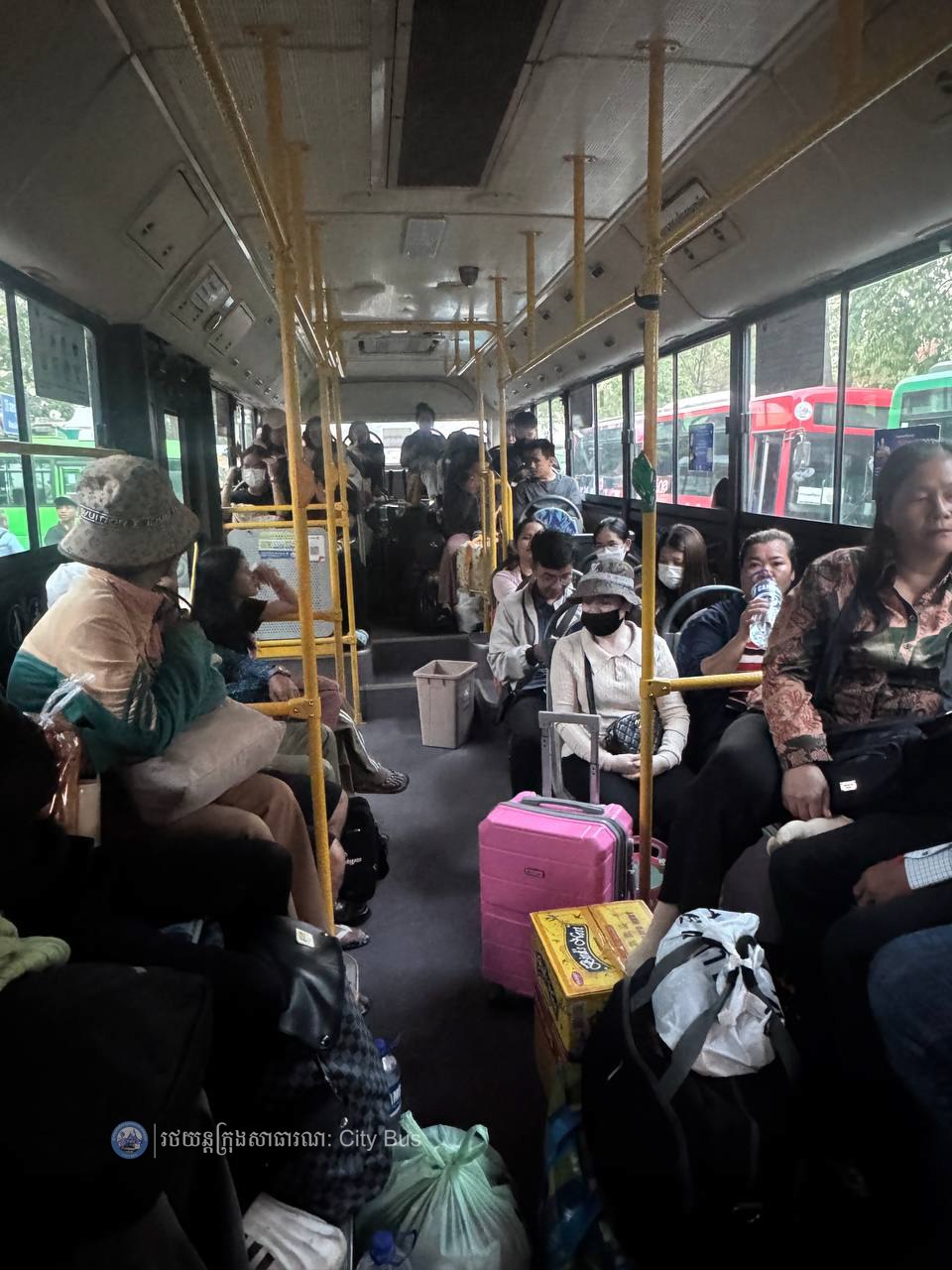 ទិដ្ឋភាព បងប្អូនប្រជាពលរដ្ឋមកទទួលសេវារថយន្ដក្រុងសាធារណ: " ជិះដោយមិនបង់ប្រាក់ " ពីរាជធានីភ្នំពេញទៅតាមបណ្តាខេត្ត និងពីបណ្ដាខេត្ដមករាជធានីភ្នំពេញ ក្នុងឱកាសអបអរសាទរពិធីបុណ្យចូលឆ្នាំថ្មី ប្រពៃណីជាតិខ្មែរ នៅថ្ងៃដឹកជញ្ជូនទី៣នាព្រឹក​ ថ្ងៃទី១៤ ខែមេសា ឆ្នាំ២០២៦។ - image 49