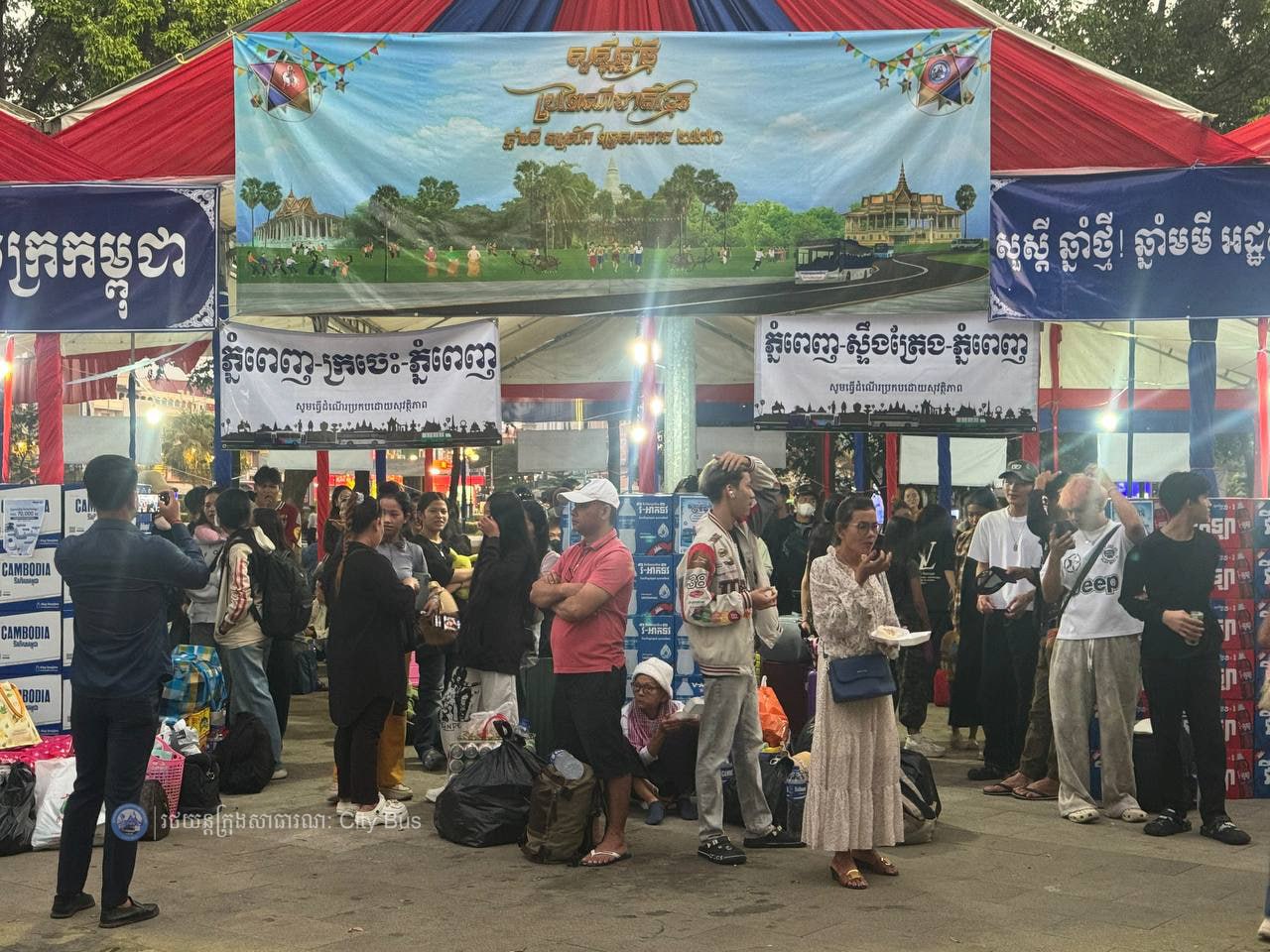 ទិដ្ឋភាព បងប្អូនប្រជាពលរដ្ឋមកទទួលសេវារថយន្ដក្រុងសាធារណ: " ជិះដោយមិនបង់ប្រាក់ " ពីរាជធានីភ្នំពេញទៅតាមបណ្តាខេត្ត និងពីបណ្ដាខេត្ដមករាជធានីភ្នំពេញ ក្នុងឱកាសអបអរសាទរពិធីបុណ្យចូលឆ្នាំថ្មី ប្រពៃណីជាតិខ្មែរ នៅថ្ងៃដឹកជញ្ជូនទី៣នាព្រឹក​ ថ្ងៃទី១៤ ខែមេសា ឆ្នាំ២០២៦។ - image 50