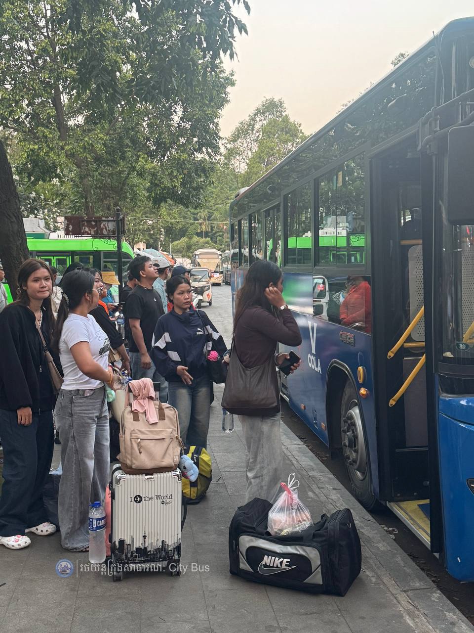 ទិដ្ឋភាព បងប្អូនប្រជាពលរដ្ឋមកទទួលសេវារថយន្ដក្រុងសាធារណ: " ជិះដោយមិនបង់ប្រាក់ " ពីរាជធានីភ្នំពេញទៅតាមបណ្តាខេត្ត និងពីបណ្ដាខេត្ដមករាជធានីភ្នំពេញ ក្នុងឱកាសអបអរសាទរពិធីបុណ្យចូលឆ្នាំថ្មី ប្រពៃណីជាតិខ្មែរ នៅថ្ងៃដឹកជញ្ជូនទី៣នាព្រឹក​ ថ្ងៃទី១៤ ខែមេសា ឆ្នាំ២០២៦។ - image 51