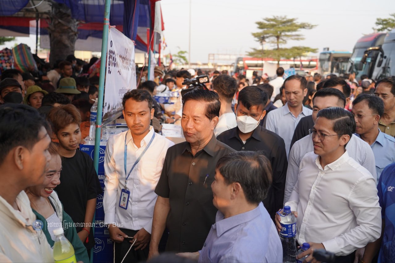 ឯកឧត្ដម ឃួង ស្រេង អភិបាល នៃគណៈអភិបាលរាជធានីភ្នំពេញ និង ឯកឧត្ដម ហេង សួរ រដ្ឋមន្ដ្រីក្រសួងការងារ និងបណ្ដុះបណ្ដាលវិជ្ជាជីវ: បានឆ្លៀតពេលដ៏មមាញឹកអញ្ជើញមកជូនដំណើរបងប្អូនប្រជាពលរដ្ឋ ដែលធ្វើដំណើរតាមរថយន្តក្រុងសាធារណៈ - image 2