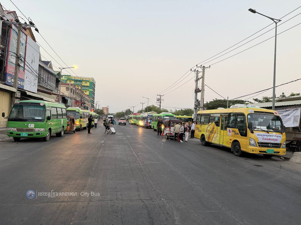 ទិដ្ឋភាព បងប្អូនប្រជាពលរដ្ឋមកទទួលសេវារថយន្ដក្រុងសាធារណ: " ជិះដោយមិនបង់ប្រាក់ " ពីរាជធានីភ្នំពេញទៅតាមបណ្តាខេត្ត និងពីបណ្ដាខេត្ដមករាជធានីភ្នំពេញ ក្នុងឱកាសអបអរសាទរពិធីបុណ្យចូលឆ្នាំថ្មី ប្រពៃណីជាតិខ្មែរ នៅថ្ងៃដឹកជញ្ជូនទី៣នាព្រឹក​ ថ្ងៃទី១៤ ខែមេសា ឆ្នាំ២០២៦។ - image 52