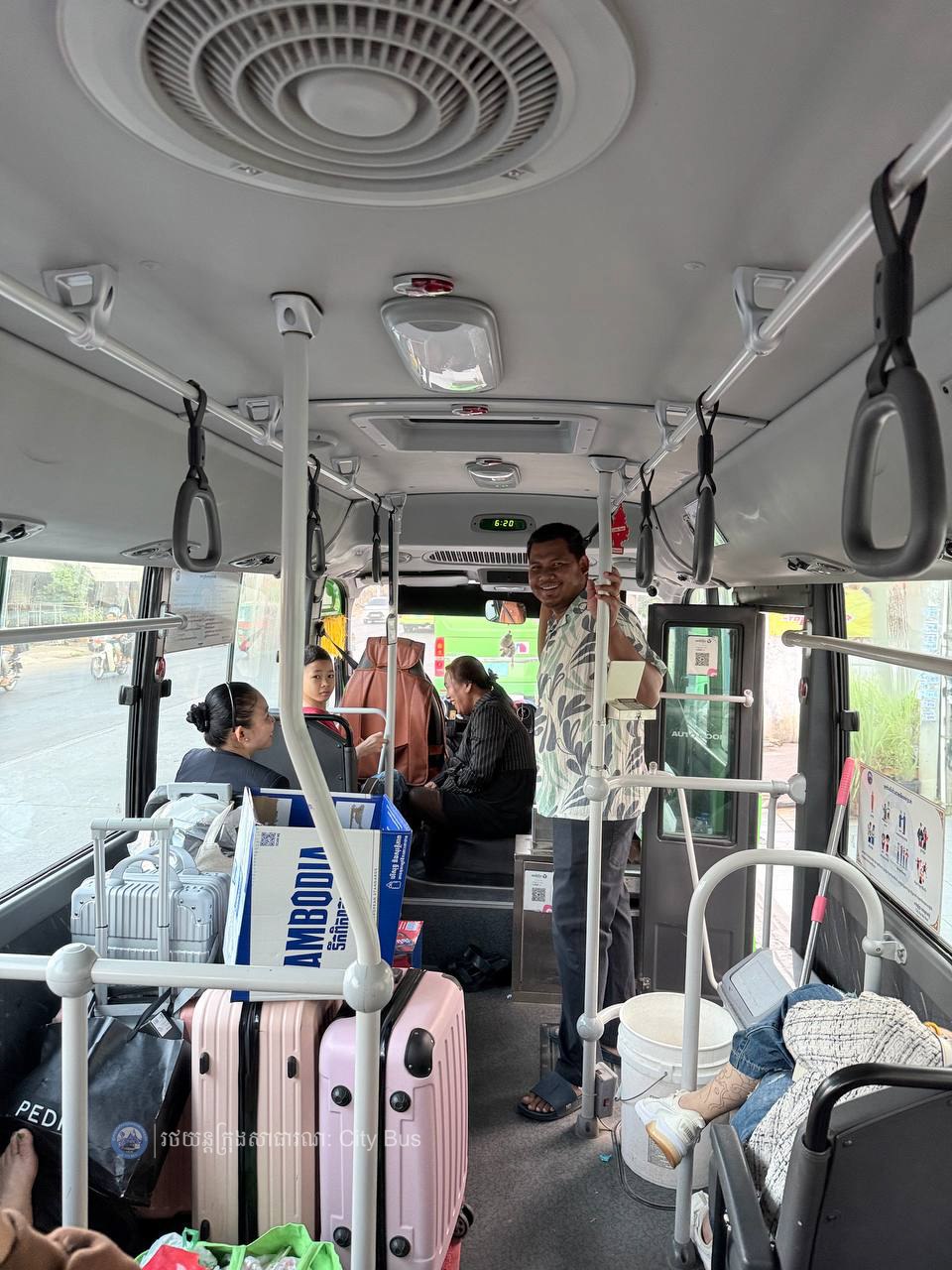 ទិដ្ឋភាព បងប្អូនប្រជាពលរដ្ឋមកទទួលសេវារថយន្ដក្រុងសាធារណ: " ជិះដោយមិនបង់ប្រាក់ " ពីរាជធានីភ្នំពេញទៅតាមបណ្តាខេត្ត និងពីបណ្ដាខេត្ដមករាជធានីភ្នំពេញ ក្នុងឱកាសអបអរសាទរពិធីបុណ្យចូលឆ្នាំថ្មី ប្រពៃណីជាតិខ្មែរ នៅថ្ងៃដឹកជញ្ជូនទី៣នាព្រឹក​ ថ្ងៃទី១៤ ខែមេសា ឆ្នាំ២០២៦។ - image 53