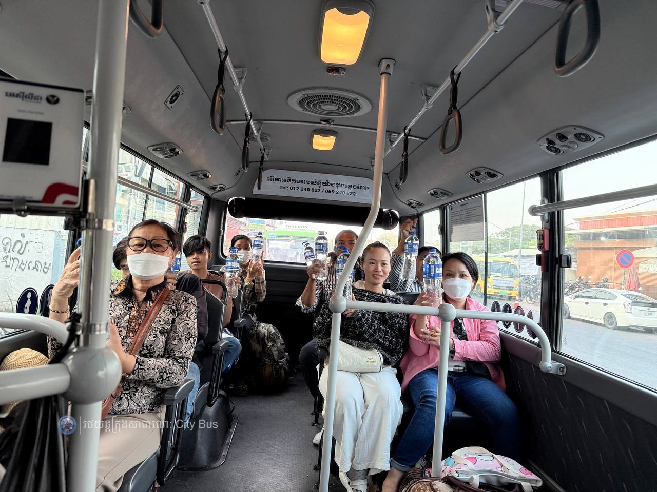 ទិដ្ឋភាព បងប្អូនប្រជាពលរដ្ឋមកទទួលសេវារថយន្ដក្រុងសាធារណ: " ជិះដោយមិនបង់ប្រាក់ " ពីរាជធានីភ្នំពេញទៅតាមបណ្តាខេត្ត និងពីបណ្ដាខេត្ដមករាជធានីភ្នំពេញ ក្នុងឱកាសអបអរសាទរពិធីបុណ្យចូលឆ្នាំថ្មី ប្រពៃណីជាតិខ្មែរ នៅថ្ងៃដឹកជញ្ជូនទី៣នាព្រឹក​ ថ្ងៃទី១៤ ខែមេសា ឆ្នាំ២០២៦។ - image 54