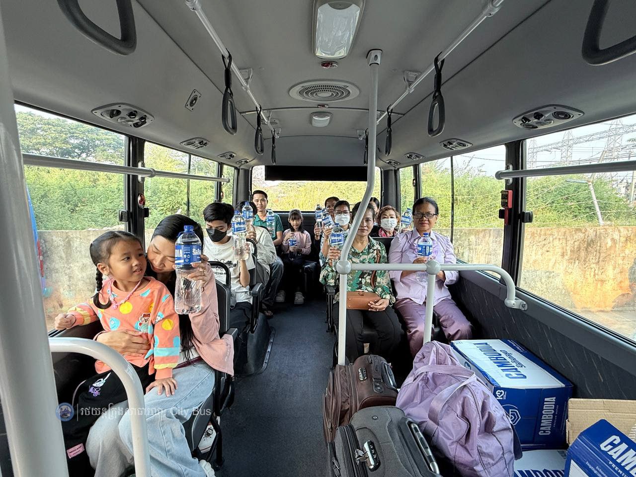 ទិដ្ឋភាព បងប្អូនប្រជាពលរដ្ឋមកទទួលសេវារថយន្ដក្រុងសាធារណ: " ជិះដោយមិនបង់ប្រាក់ " ពីរាជធានីភ្នំពេញទៅតាមបណ្តាខេត្ត និងពីបណ្ដាខេត្ដមករាជធានីភ្នំពេញ ក្នុងឱកាសអបអរសាទរពិធីបុណ្យចូលឆ្នាំថ្មី ប្រពៃណីជាតិខ្មែរ នៅថ្ងៃដឹកជញ្ជូនទី៣នាព្រឹក​ ថ្ងៃទី១៤ ខែមេសា ឆ្នាំ២០២៦។ - image 55