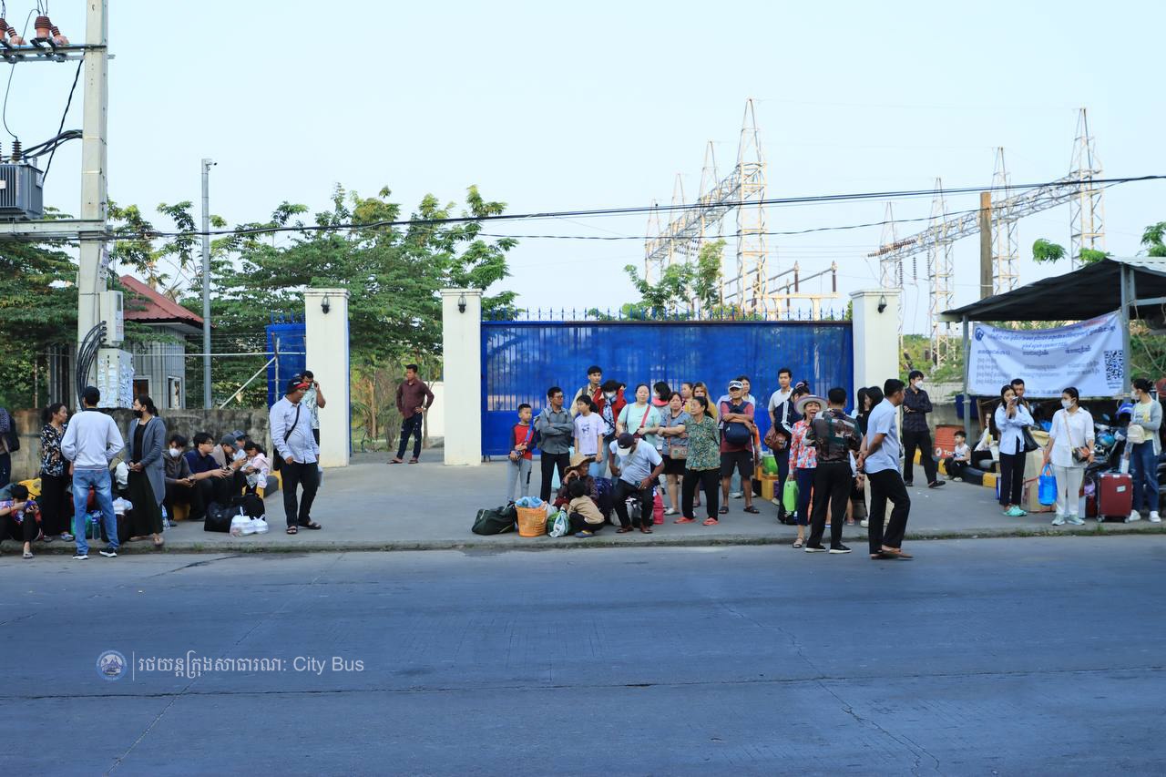 ទិដ្ឋភាព បងប្អូនប្រជាពលរដ្ឋមកទទួលសេវារថយន្ដក្រុងសាធារណ: " ជិះដោយមិនបង់ប្រាក់ " ពីរាជធានីភ្នំពេញទៅតាមបណ្តាខេត្ត និងពីបណ្ដាខេត្ដមករាជធានីភ្នំពេញ ក្នុងឱកាសអបអរសាទរពិធីបុណ្យចូលឆ្នាំថ្មី ប្រពៃណីជាតិខ្មែរ នៅថ្ងៃដឹកជញ្ជូនទី៣នាព្រឹក​ ថ្ងៃទី១៤ ខែមេសា ឆ្នាំ២០២៦។ - image 56