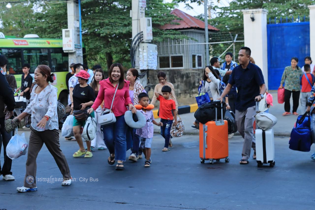 ទិដ្ឋភាព បងប្អូនប្រជាពលរដ្ឋមកទទួលសេវារថយន្ដក្រុងសាធារណ: " ជិះដោយមិនបង់ប្រាក់ " ពីរាជធានីភ្នំពេញទៅតាមបណ្តាខេត្ត និងពីបណ្ដាខេត្ដមករាជធានីភ្នំពេញ ក្នុងឱកាសអបអរសាទរពិធីបុណ្យចូលឆ្នាំថ្មី ប្រពៃណីជាតិខ្មែរ នៅថ្ងៃដឹកជញ្ជូនទី៣នាព្រឹក​ ថ្ងៃទី១៤ ខែមេសា ឆ្នាំ២០២៦។ - image 57