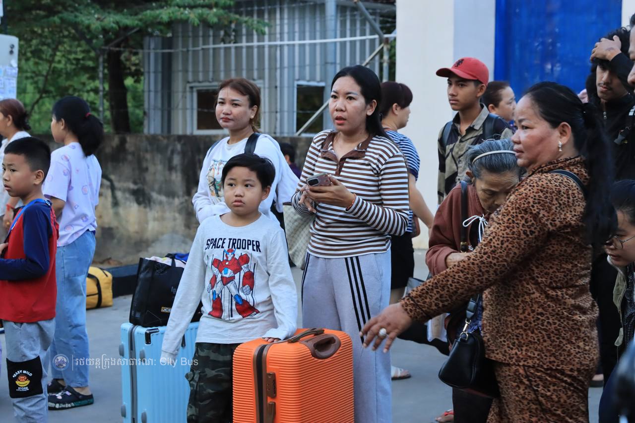 ទិដ្ឋភាព បងប្អូនប្រជាពលរដ្ឋមកទទួលសេវារថយន្ដក្រុងសាធារណ: " ជិះដោយមិនបង់ប្រាក់ " ពីរាជធានីភ្នំពេញទៅតាមបណ្តាខេត្ត និងពីបណ្ដាខេត្ដមករាជធានីភ្នំពេញ ក្នុងឱកាសអបអរសាទរពិធីបុណ្យចូលឆ្នាំថ្មី ប្រពៃណីជាតិខ្មែរ នៅថ្ងៃដឹកជញ្ជូនទី៣នាព្រឹក​ ថ្ងៃទី១៤ ខែមេសា ឆ្នាំ២០២៦។ - image 59