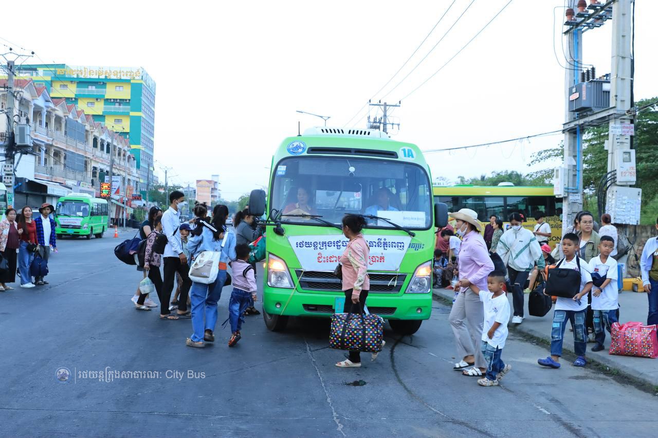 ទិដ្ឋភាព បងប្អូនប្រជាពលរដ្ឋមកទទួលសេវារថយន្ដក្រុងសាធារណ: " ជិះដោយមិនបង់ប្រាក់ " ពីរាជធានីភ្នំពេញទៅតាមបណ្តាខេត្ត និងពីបណ្ដាខេត្ដមករាជធានីភ្នំពេញ ក្នុងឱកាសអបអរសាទរពិធីបុណ្យចូលឆ្នាំថ្មី ប្រពៃណីជាតិខ្មែរ នៅថ្ងៃដឹកជញ្ជូនទី៣នាព្រឹក​ ថ្ងៃទី១៤ ខែមេសា ឆ្នាំ២០២៦។ - image 61
