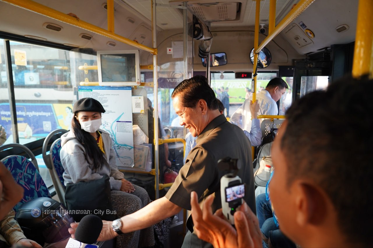 ឯកឧត្ដម ឃួង ស្រេង អភិបាល នៃគណៈអភិបាលរាជធានីភ្នំពេញ និង ឯកឧត្ដម ហេង សួរ រដ្ឋមន្ដ្រីក្រសួងការងារ និងបណ្ដុះបណ្ដាលវិជ្ជាជីវ: បានឆ្លៀតពេលដ៏មមាញឹកអញ្ជើញមកជូនដំណើរបងប្អូនប្រជាពលរដ្ឋ ដែលធ្វើដំណើរតាមរថយន្តក្រុងសាធារណៈ - image 3