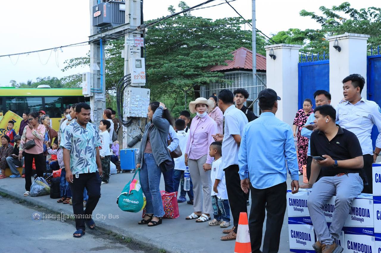 ទិដ្ឋភាព បងប្អូនប្រជាពលរដ្ឋមកទទួលសេវារថយន្ដក្រុងសាធារណ: " ជិះដោយមិនបង់ប្រាក់ " ពីរាជធានីភ្នំពេញទៅតាមបណ្តាខេត្ត និងពីបណ្ដាខេត្ដមករាជធានីភ្នំពេញ ក្នុងឱកាសអបអរសាទរពិធីបុណ្យចូលឆ្នាំថ្មី ប្រពៃណីជាតិខ្មែរ នៅថ្ងៃដឹកជញ្ជូនទី៣នាព្រឹក​ ថ្ងៃទី១៤ ខែមេសា ឆ្នាំ២០២៦។ - image 62