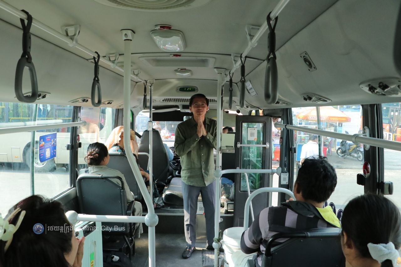 ទិដ្ឋភាព បងប្អូនប្រជាពលរដ្ឋមកទទួលសេវារថយន្ដក្រុងសាធារណ: " ជិះដោយមិនបង់ប្រាក់ " ពីរាជធានីភ្នំពេញទៅតាមបណ្តាខេត្ត និងពីបណ្ដាខេត្ដមករាជធានីភ្នំពេញ នៅថ្ងៃដឹកជញ្ជូនទី៣នាព្រឹក ថ្ងៃទី១៥ ខែមេសា ឆ្នាំ២០២៦