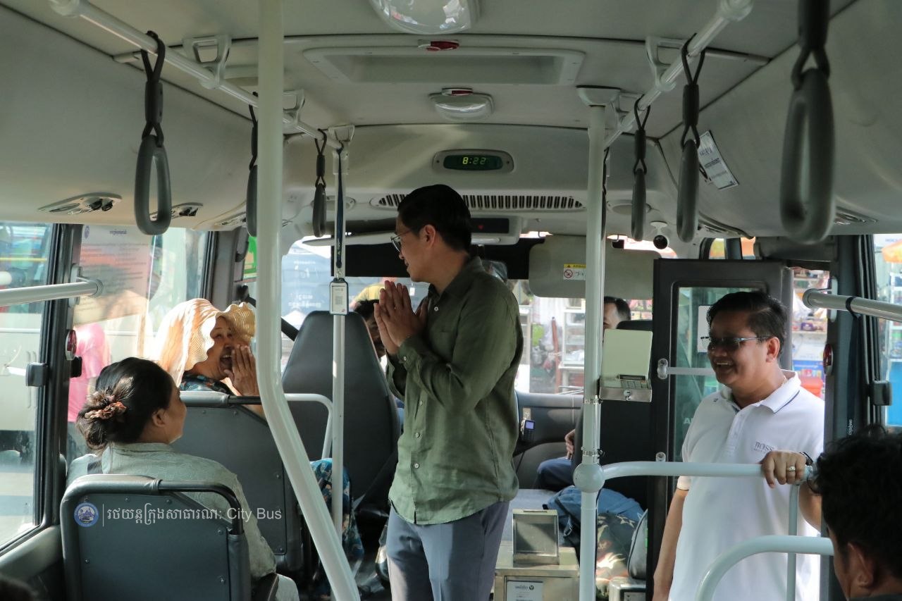 ទិដ្ឋភាព បងប្អូនប្រជាពលរដ្ឋមកទទួលសេវារថយន្ដក្រុងសាធារណ: " ជិះដោយមិនបង់ប្រាក់ " ពីរាជធានីភ្នំពេញទៅតាមបណ្តាខេត្ត និងពីបណ្ដាខេត្ដមករាជធានីភ្នំពេញ នៅថ្ងៃដឹកជញ្ជូនទី៣នាព្រឹក​ ថ្ងៃទី១៥ ខែមេសា ឆ្នាំ២០២៦ - image 2