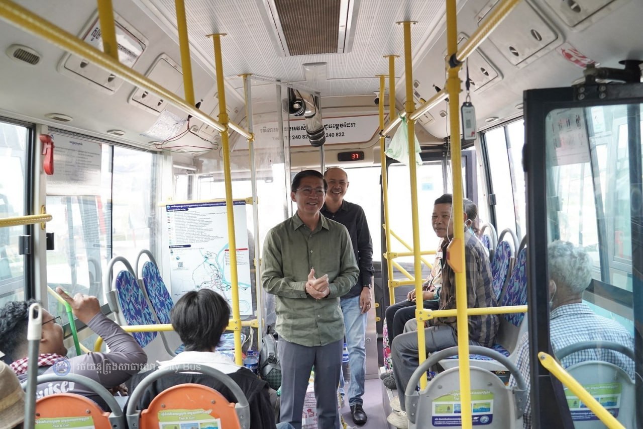 ទិដ្ឋភាព បងប្អូនប្រជាពលរដ្ឋមកទទួលសេវារថយន្ដក្រុងសាធារណ: " ជិះដោយមិនបង់ប្រាក់ " ពីរាជធានីភ្នំពេញទៅតាមបណ្តាខេត្ត និងពីបណ្ដាខេត្ដមករាជធានីភ្នំពេញ នៅថ្ងៃដឹកជញ្ជូនទី៣នាព្រឹក​ ថ្ងៃទី១៥ ខែមេសា ឆ្នាំ២០២៦ - image 3