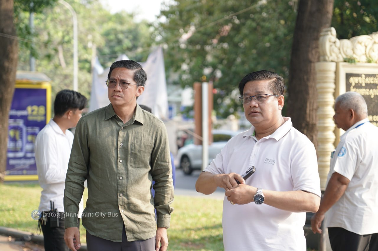 ទិដ្ឋភាព បងប្អូនប្រជាពលរដ្ឋមកទទួលសេវារថយន្ដក្រុងសាធារណ: " ជិះដោយមិនបង់ប្រាក់ " ពីរាជធានីភ្នំពេញទៅតាមបណ្តាខេត្ត និងពីបណ្ដាខេត្ដមករាជធានីភ្នំពេញ នៅថ្ងៃដឹកជញ្ជូនទី៣នាព្រឹក​ ថ្ងៃទី១៥ ខែមេសា ឆ្នាំ២០២៦ - image 4