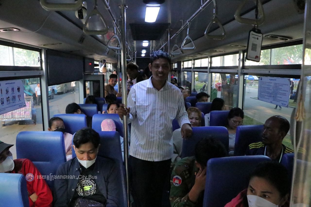 ទិដ្ឋភាព បងប្អូនប្រជាពលរដ្ឋមកទទួលសេវារថយន្ដក្រុងសាធារណ: " ជិះដោយមិនបង់ប្រាក់ " ពីរាជធានីភ្នំពេញទៅតាមបណ្តាខេត្ត និងពីបណ្ដាខេត្ដមករាជធានីភ្នំពេញ នៅថ្ងៃដឹកជញ្ជូនទី៣នាព្រឹក​ ថ្ងៃទី១៥ ខែមេសា ឆ្នាំ២០២៦ - image 5