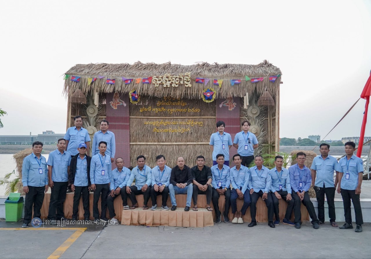 ទិដ្ឋភាព បងប្អូនប្រជាពលរដ្ឋមកទទួលសេវារថយន្ដក្រុងសាធារណ: " ជិះដោយមិនបង់ប្រាក់ " ពីរាជធានីភ្នំពេញទៅតាមបណ្តាខេត្ត និងពីបណ្ដាខេត្ដមករាជធានីភ្នំពេញ នៅថ្ងៃដឹកជញ្ជូនទី៣នាព្រឹក​ ថ្ងៃទី១៥ ខែមេសា ឆ្នាំ២០២៦ - image 6